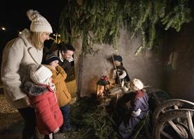Una famiglia al mercatino di natale
