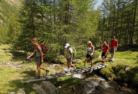 Un gruppo di escursionisti attraversa un ruscello