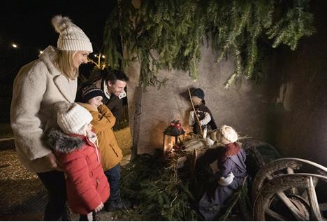 Una famiglia al mercatino di natale